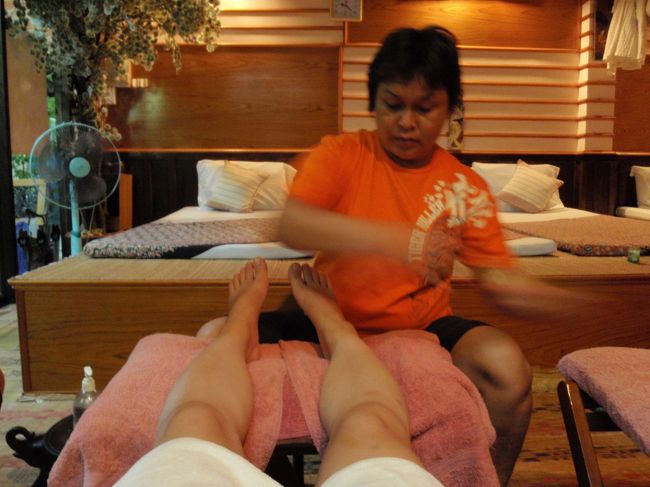 フットマッサージ中。<br />1時間もやってもらって300バーツ(900円)は安いよね。<br /><br />はぁ。今日も良く食べたなぁ(´Д`) <br /><br />後半へつづく→