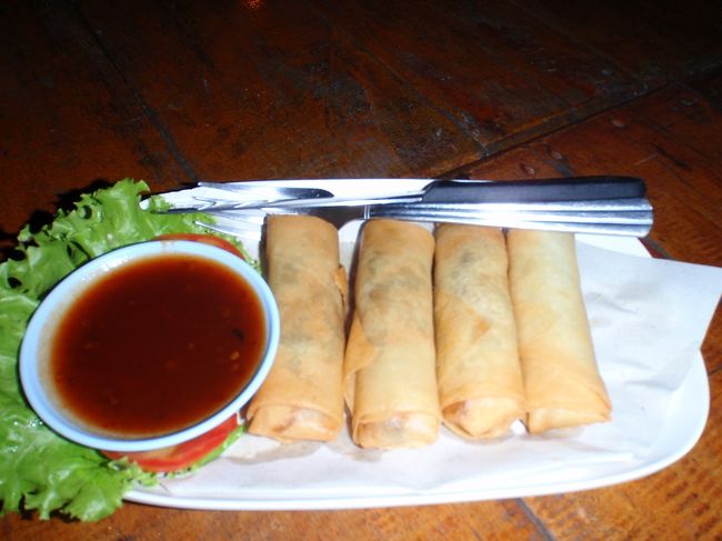 本日の晩御飯は、みんなでビーチ沿いのレストランに行きました。<br />まずは春巻き！