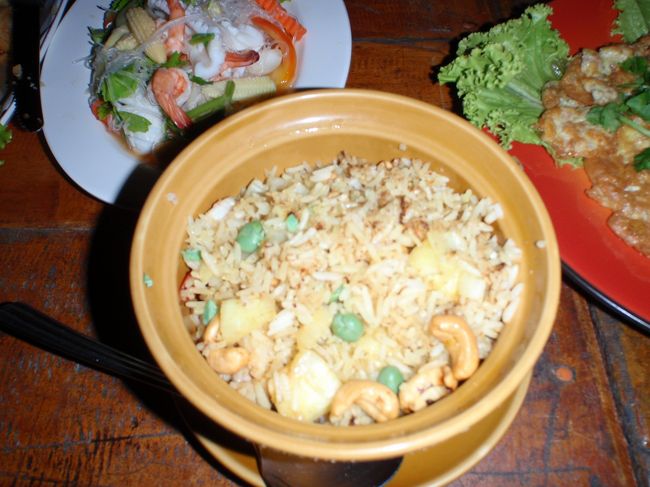 来る前から食べてみたかったパイナップルを使ったチャーハンみたいなの。