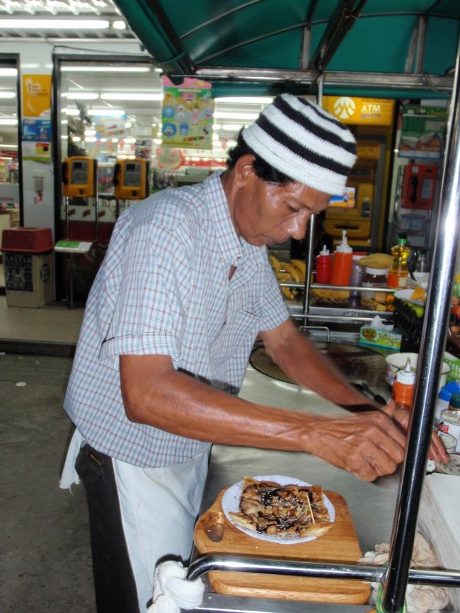 クレープ屋にまたきちゃった〜。食べすぎ？いいんだも〜ん。<br />今日は、ナテラ(ﾋﾟｰﾅｯﾂｸﾘｰﾑ)が入ったのにしました。