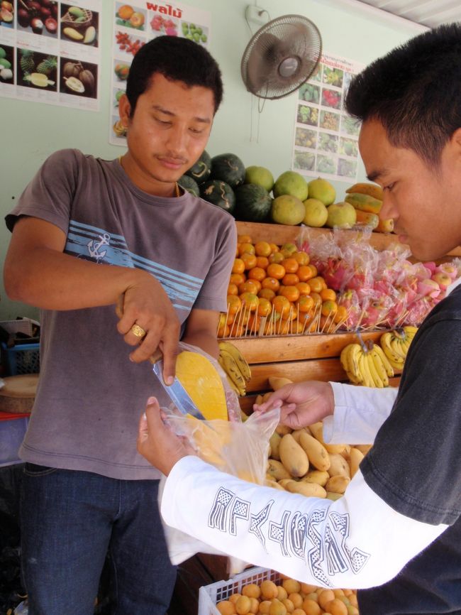 マンゴーをその場で切ってくれてビニールに入れてもらったよ。おいしかったなぁ。