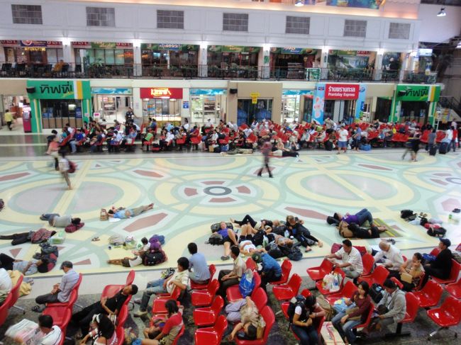 フアランボーン駅にカムバック。<br />あまりに暇なので、赤いベンチで寝ちゃいました。したら、警官に起こされました＞＜