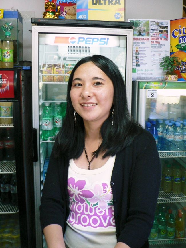 日本庭園の売店の日系４世の女性。