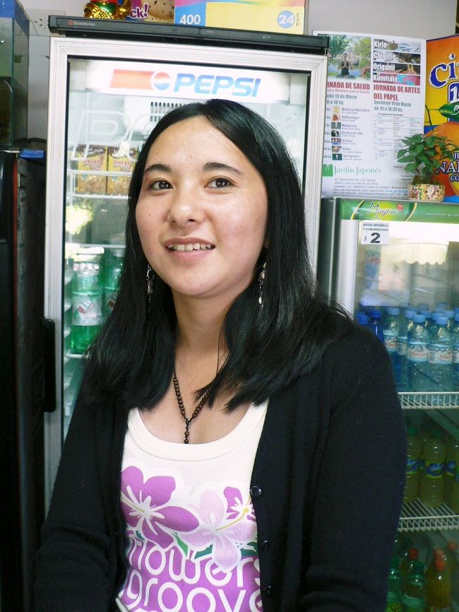 日本庭園の売店の日系４世の女性。