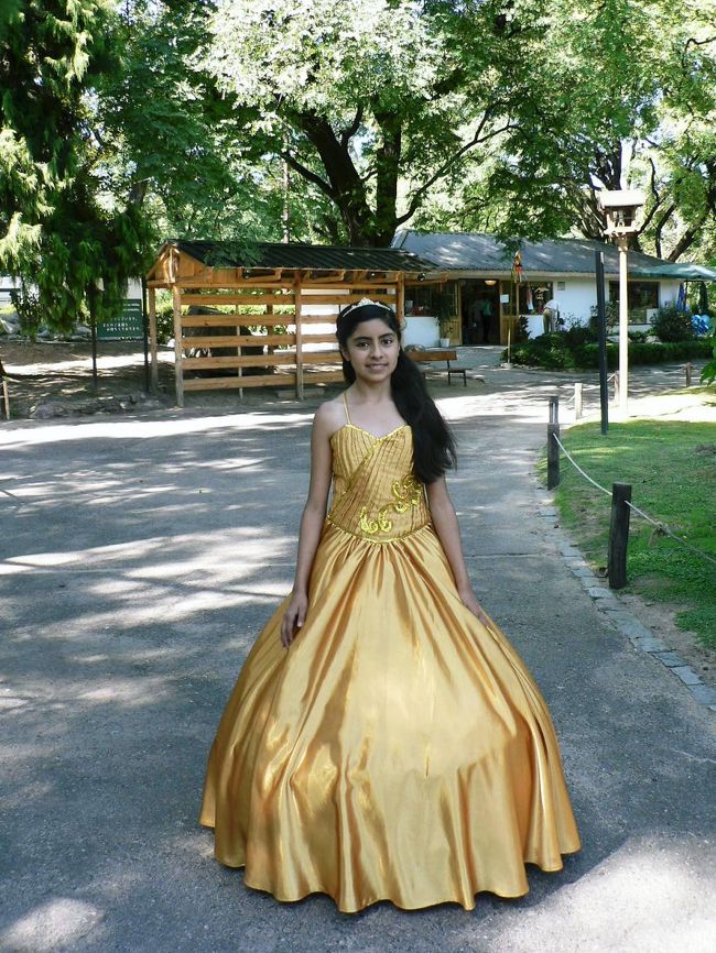 日本庭園に写真撮影に来ていた少女。<br /><br />