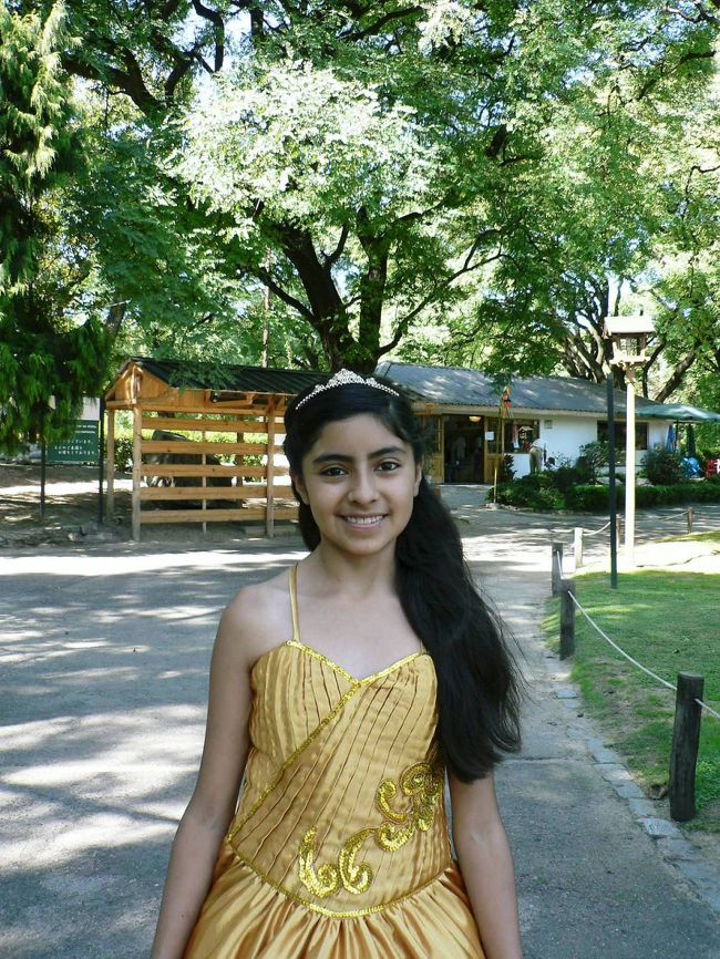 日本庭園に写真撮影に来ていた少女。<br /><br />