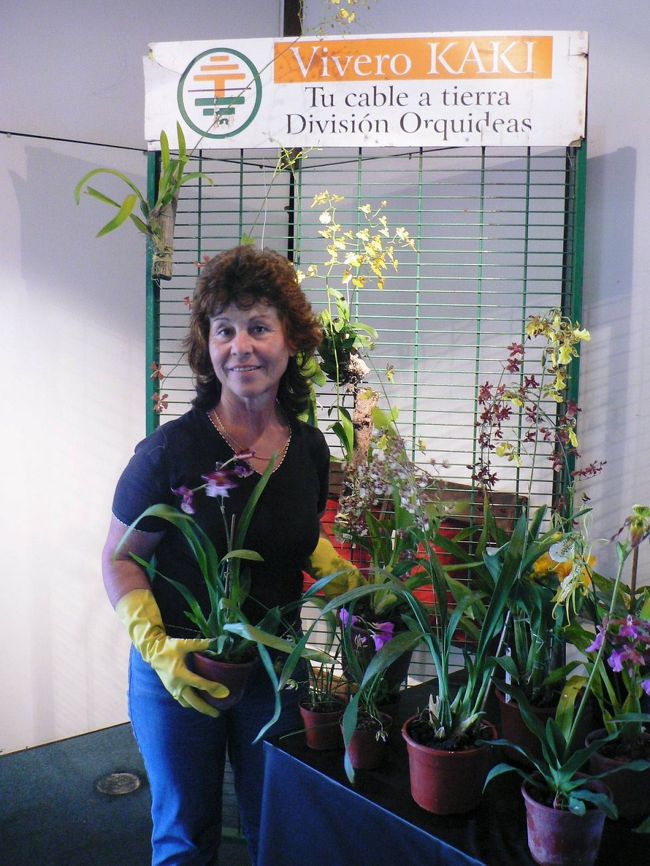 アルゼンチン市民との交流会を準備する女性。<br /><br />