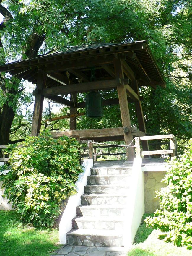 日本庭園の釣鐘。<br /><br />