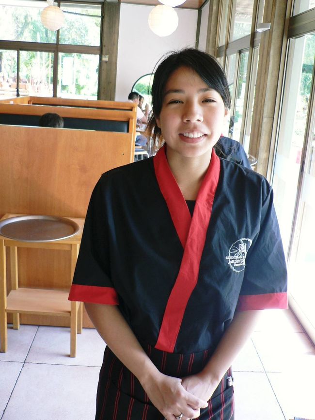 日本庭園のレストランの日系３世の女性。