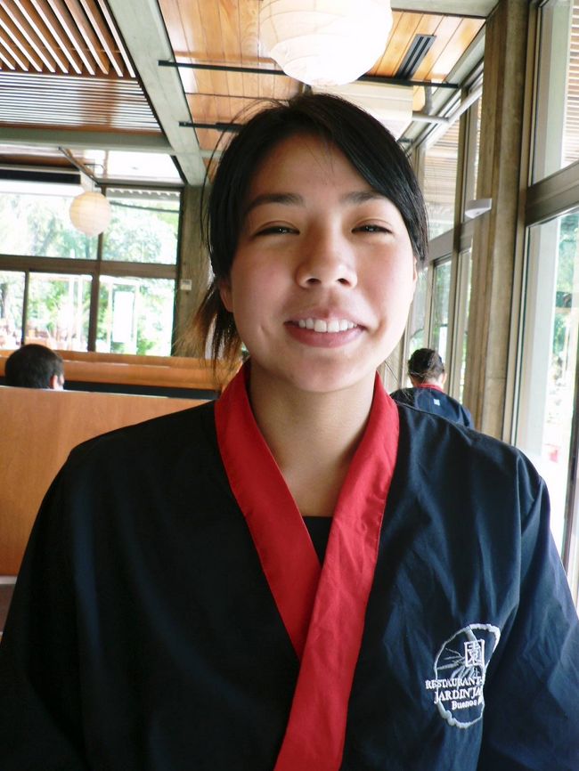 日本庭園のレストランの日系３世の女性。