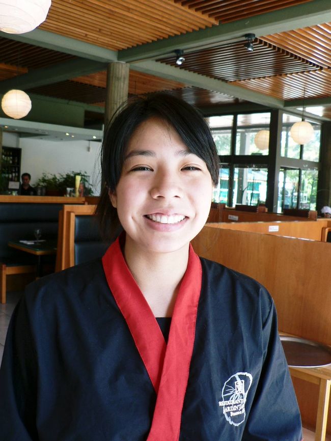 日本庭園のレストランの日系３世の女性。