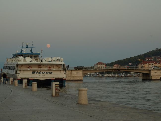 集合時間が近づいてきたので、本土側に止まっている<br />バスに戻ります。<br /><br />奥に見えるのが、トロギールと本土を結ぶ橋。