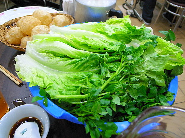 どれも量がすごくて、味もおいしかった。<br /><br />野菜だけは、おせじにもキレイといえないけど、<br />ぐっつぐつに煮込まれた清湯に入れたら、<br />あまり気にならなかった。<br />(野菜は特大ザルに山盛り入っていた。<br />レタス、クレソンなど)<br />