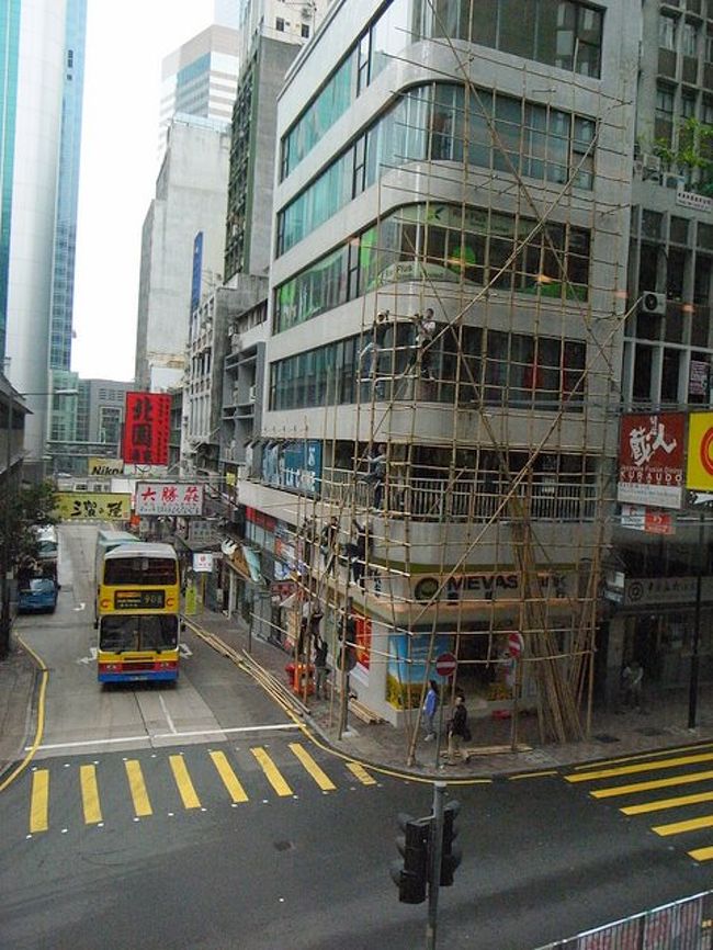 竹の足場を組んでいる人たちを発見。<br />命綱なし。