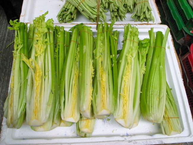 こんな野菜を見るのは初めて！<br /><br />なんていう野菜だろう？<br /><br />どんな料理に使うんだろう？<br /><br />どんな味がするんだろう？<br /><br />そんなことを考えていたら、楽しかった。<br /><br />この野菜は旬なのか、あちこちで売っていた。
