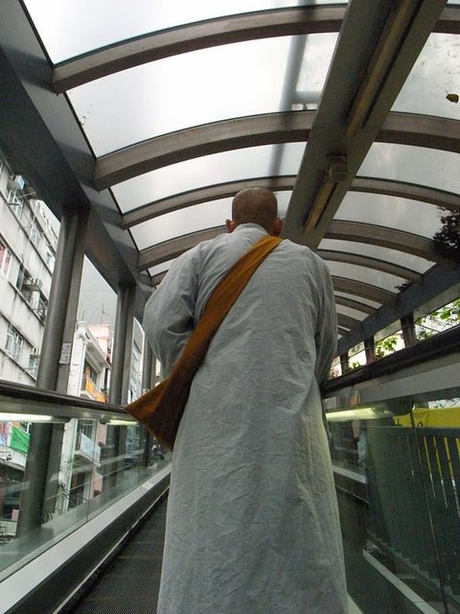 ヒルサイドエスカレーターにて。<br /><br />ここにはしょっちゅう来るけど、<br />来るたび思い出すのは、<br />映画｢恋する惑星｣のワンシーン。<br /><br />エスカレーターが一旦途中で切れたあたりの通路に、<br />(ハリウッドロードの近くあたりかな)、<br />ピッとオクトパスカードをかざすと<br />1日MTRの運賃が安くなる機械があるので、<br />近くを通ったら、忘れずに〜☆