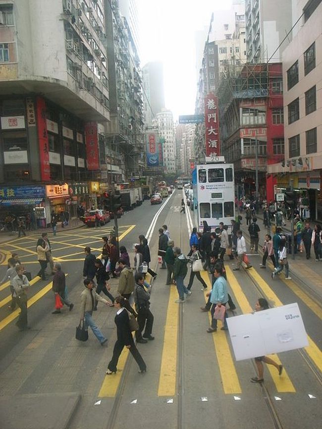 中環駅B1出口直結の、<br />環球大廈にある、結構いいレートの両替商で、<br />1万円だけ香港ドルに両替。<br />1万円で780ドルだった。<br /><br />環球大廈というビルは、<br />フィリピン系のお店がいっぱい！<br />お昼も変わったお弁当とか売っていたけど、<br />フィリピンの料理に詳しくないので、<br />とりあえず両替だけにしておいた。<br /><br />そのあと、銅鑼湾にトラムで移動。<br /><br />トラム２階の一番前で、<br />横断歩道を渡る人を見るのが好き。<br /><br />みんないろんなものを持って、<br />歩いている。