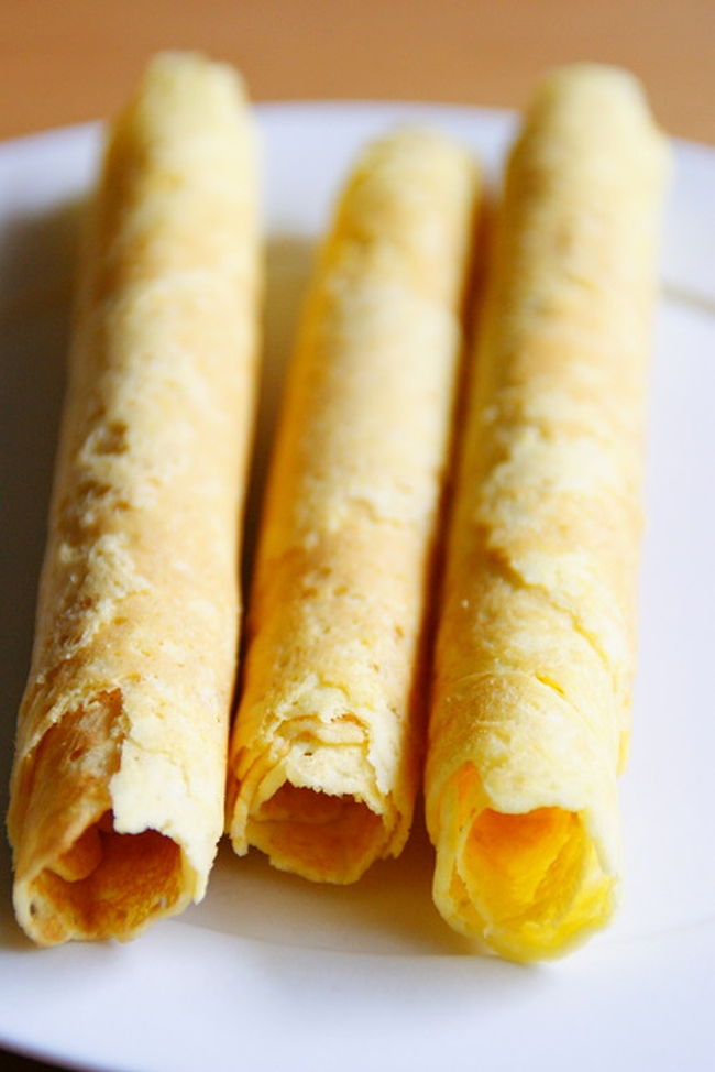 開けてみると、こんな感じ。<br /><br />味はさくさくとして、<br />手作りしているな〜と感じられて、おいしい。<br /><br />気に入った上環のお茶屋さん｢嶢陽茶行｣にも、<br />手土産で１つ持っていったら、<br />｢It's　very famous！｣と言って喜んでいた。