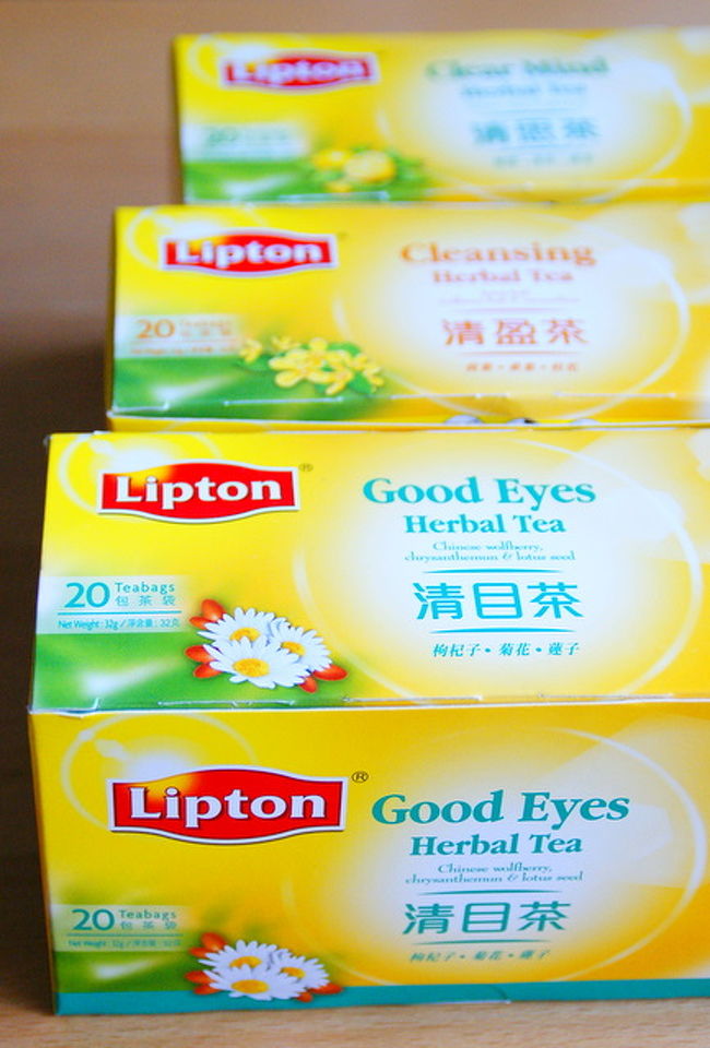 参考本でも紹介した、<br />｢北京・上海・香港で買える漢方おみやげ案内｣<br />楊さちこ･著　で紹介されていた、<br />リプトンの｢清目茶｣と、同シリーズのハーブティ。<br /><br />目にいいお茶・スリミングに効くお茶・<br />頭すっきり茶をスーパーのウェルカムで購入。<br />20袋入りで20ドル位だったかな。<br /><br />旅行中、朝から夜中までコンタクトレンズを<br />着けっぱなしにしていたので、夜寝る前に<br />目にいいお茶(清目茶)を毎日飲んでいた。<br /><br />目の充血がいつもより少なかった気がして、<br />結構効いているように思った。