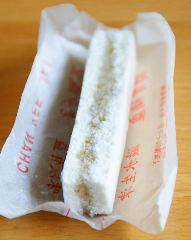 上環の｢陳意齋｣で買った、<br />ツバメの巣の入ったお菓子。6個で45ドル。<br />http://www.openrice.com/restaurant/sr2.htm?shopid=11064<br /><br />｢香港最強手信｣にも掲載されている。<br /><br />落雁みたいな食感で、間にはさんであるのが<br />ツバメの巣を甘く煮たもの。<br /><br />おせじにも美味しいと言えるものではないけど、<br />店内では飛ぶように売れていた。<br />(レジ前に置いてあります)。<br /><br />