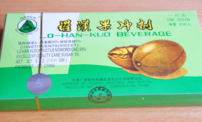 ｢漢方おみやげ案内｣で紹介されていた、<br />羅漢果のキューブを探しに、<br />上環の薬局まで言ったら、<br />｢Sold　out｣の一言。<br /><br />パッケージは違うけど、似た商品を<br />ホテル近くのウェルカム(スーパー)で見つけて購入。<br />この箱の中には、さらに小さい箱が12個入っていて、<br />さらに紙つづみで1箱に２こずつ入っているという<br />過重包装。<br /><br />日本に帰国してさっそく花粉症の症状が出て、<br />これがアレルギーに効くということで、<br />1日1箱ずつ飲んでいる。<br /><br />黒砂糖を溶かしたような、優しい味。<br /><br />飲んだ後は、鼻水が止まる気がする。<br />(持続性はあんまりないけど…)