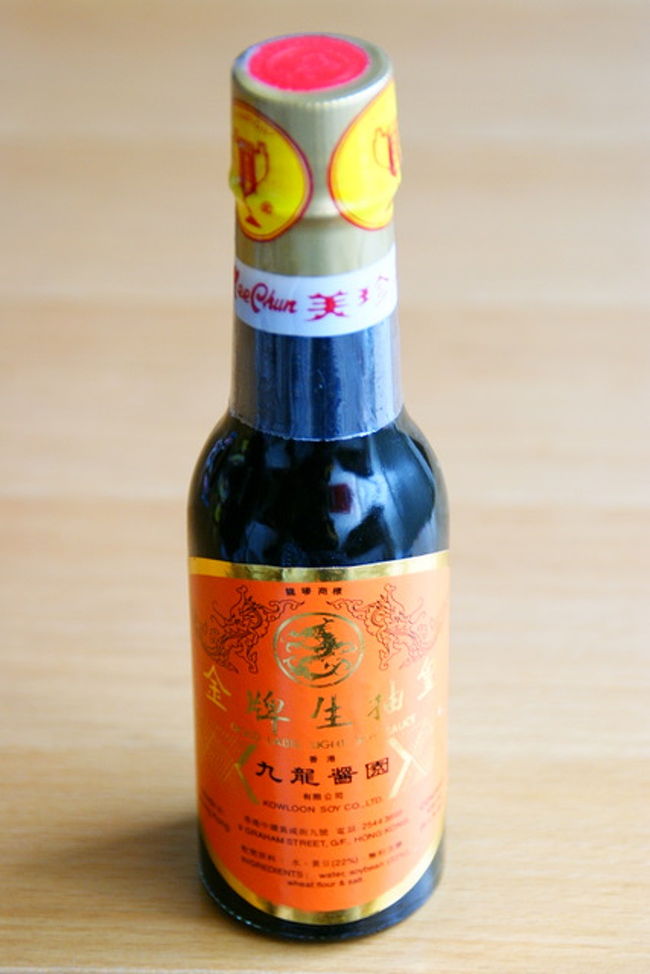 中環の｢九龍醤園｣で買った、生抽(味付け醤油)。<br />http://www.openrice.com/restaurant/sr2.htm?shopid=13309<br /><br />香港には生抽(味付け用)と老抽(色づけ用)があって、とりあえずこっちを買ってみた。<br /><br />親切な店員さんによると、<br />生抽でも砂糖入りと砂糖なしのがあるらしい。<br />ボトル(大きさ)は３種類で、これは一番小さい<br />ミニボトル。<br /><br />封を開けると食卓でそのまま使えるような、<br />口つきボトルもあった。<br /><br />値段は忘れたが、ここの商品は美味しいし、<br />全体的に安い！<br /><br />生抽・ごまだれ・話梅２つ・しょうがの甘酢で<br />78ドルだった。<br />