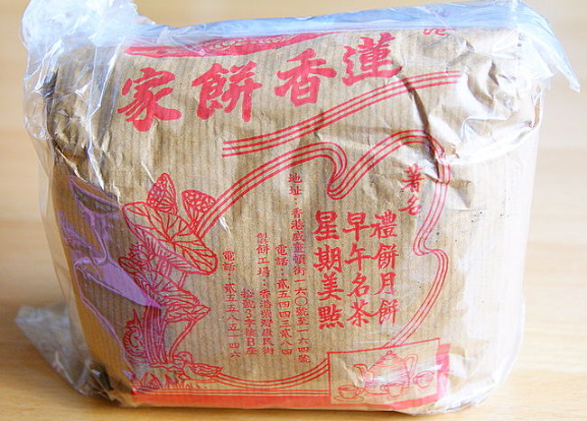 上環の｢蓮香樓｣１Fで買ったポーレイ茶。<br />http://www.openrice.com/restaurant/sr2.htm?shopid=1868<br /><br />袋入り(半斤※約300g)で48ドル。<br /><br /><br />※帰国してから、今回買ってきたポーレイを<br />飲み比べてみよう！と思いつき、<br />同じ濃さに淹れた｢嶢陽茶行｣のポーレイと<br />比べてみたら、｢蓮香樓｣の方は味わいが薄く、<br />なぜか魚の匂いがした^^;<br /><br />｢嶢陽茶行｣のポーレイは、クリーミーで、<br />香りもしっかりあって、後味がすっきり。<br /><br />｢蓮香樓｣のポーレイは、たぶんお店でも使っている<br />茶葉だと思うけど、お店で飲茶を食べたときは、<br />普通のポーレイに思ったんだけどなぁ…。