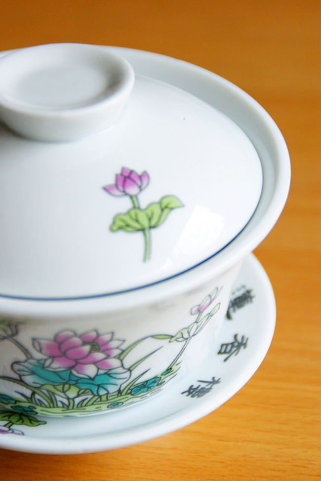 これも｢蓮香樓｣で購入した<br />蓋碗。30ドルくらい。<br /><br />結構大きめサイズで、<br />実際に２Ｆのお店で使っているものと<br />同じものだと思う。<br /><br />蓮の花＋｢香港　蓮香樓｣の文字が<br />気に入ってます。