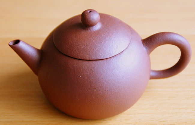 今回の旅行で一番気に入ったお茶屋さん、<br />｢嶢陽茶行｣で買った、茶壷40ドル。<br /><br />本当はもう少し高くて、質のいいものが<br />欲しかったけど、普段使いにいいかと思い、<br />(店員さんも｢これで十分｣というので)、<br />安いし買ってみた。<br /><br />帰国して使おうと洗ってみると、<br />持っているいくつかの茶壷よりは、<br />やっぱり質の悪さは目立つけど、<br />湯切れもいいし、使いづらくもないので、<br />満足している。