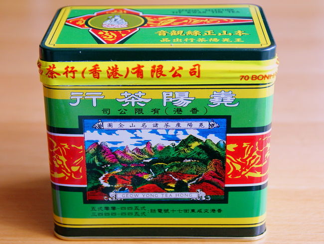 ｢嶢陽茶行｣で買った、ランクNo2という鉄観音。<br />焙煎が強いのに、花のようないい後味がある。<br /><br />お店で試飲した時も、濃く淹れてくれて、<br />それがまた、本当においしかった。<br /><br />缶のパッケージもレトロで面白い。<br />１缶75ドルだったかな。<br /><br />お土産にもぴったりだと思う。<br /><br />できたら、鉄観音が好きで、<br />このお店のお茶は飲んだことがないって人にあげて、<br />驚かせたい。