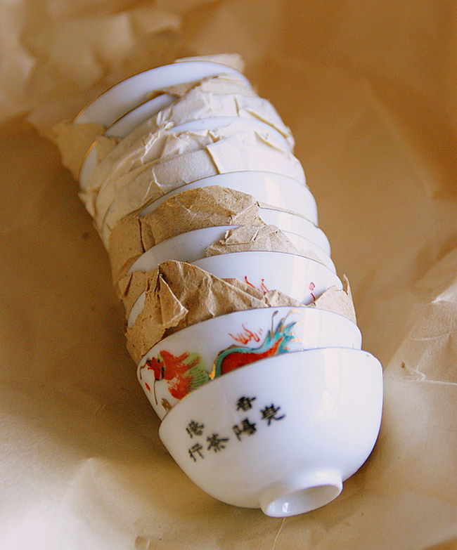 ｢嶢陽茶行｣で、エッグロールをあげた<br />お返しにもらった、ロゴ入り茶杯。<br />４つセット×３セットもつけてくれた。<br /><br />種類は何種類かあって、龍が描いてあったり、<br />山だったり。<br /><br />これを見ると、親切にしてもらった店員さんたちの<br />顔が思い浮かぶ。