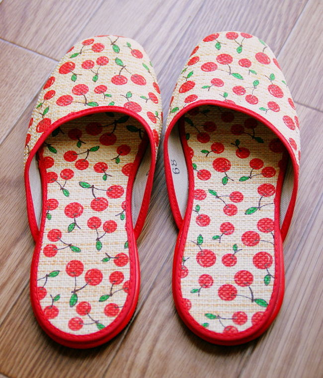 北角買出しツアーで購入した、<br />チェリー柄のスリッパ。<br /><br />よくある中華系のデザインとはちょっと違って、<br />レトロな感じが気に入った。<br />75ドル。