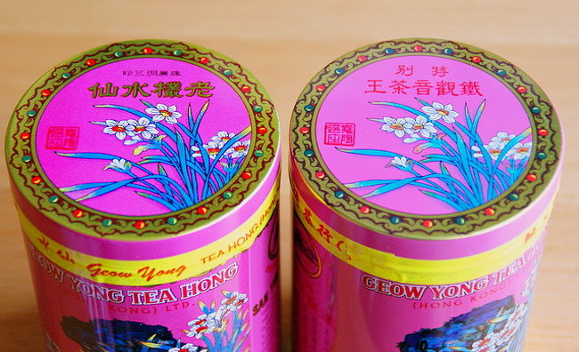 これも｢嶢陽茶行｣で買ったお茶。<br /><br />右がNo１の鉄観音、<br />左はランクわからずの水仙。<br /><br />パッケージは同じ？<br />これもレトロなデザイン。