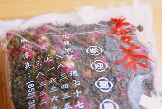九龍城の｢茗香茶荘｣で購入した、<br />鉄観音ベースの暴暴茶(300ｇで100ドル)。<br /><br />暴暴茶はチャイラン氏が考えたブレンド茶。<br />｢漢方おみやげ案内｣でも紹介されている。<br /><br />ばらのつぼみ、菊花なんかが鉄観音に<br />混ざっている。<br /><br />暴飲暴食に効くので、<br />本当なら香港旅行中に、私が飲むべきお茶！<br /><br />