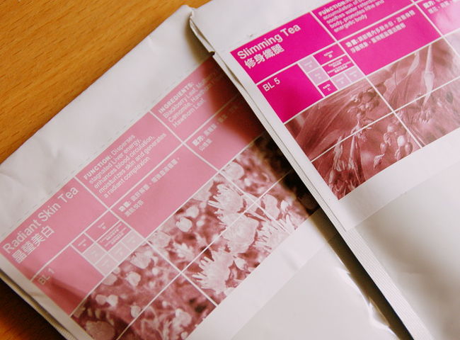 MTR中環の駅構内にある｢健康工房｣で買った、<br />スリミングティと美白茶。<br />どちらも30ｇ入りで、60ドル位だったかな。<br /><br />中環の｢健康工房｣は、お店が大きめなので、<br />商品もいろんな種類がそろっている。<br /><br />自分に合った漢方のお茶を選ぶのも楽しいかも。