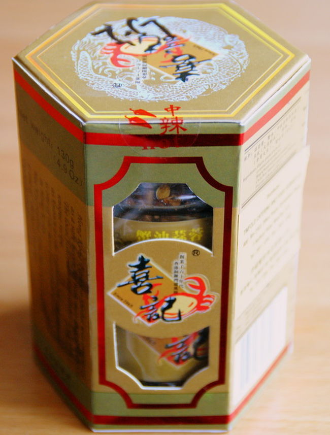 時代廣場のシティスーパーで購入した、<br />｢喜記｣のにんにくチップ。<br /><br />これ大好きなのです。<br /><br />もう何回か前から、香港に行くたびに<br />４〜５瓶買っては、家でチャーハンやスープ、<br />パスタなんかに入れて楽しんでいる。<br /><br />ちょっと足すだけで、風味がぐんと上がるので、<br />手放せない一品。<br /><br />一度、空港で８瓶手荷物で持って帰ろうとして、<br />没収されかけたので(出国時、液体扱いになった)、<br />液体はほとんど入ってないけど、<br />スーツケースに入れて持ち帰るのを、<br />お忘れなく。