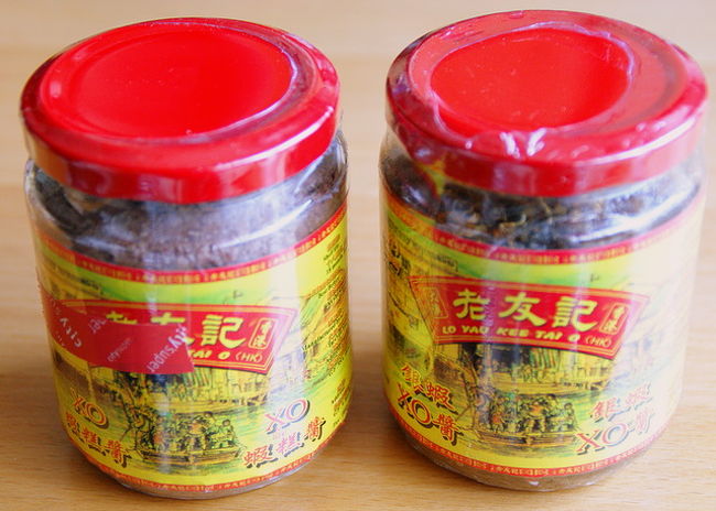 これも時代廣場のシティスーパーで購入した<br />｢老友記｣の、蝦を使ったXO醤と、蝦醤。<br /><br />旅行記４の、<br />https://ssl.4travel.jp/tcs/t/album.php?MODE=EDIT&amp;ALBUM_ID=10315528<br />[女常]記で食べた、夕食のイカ炒めに添えられてた<br />ものはこれだろうと思い、蝦醤を購入。<br /><br />もし違っていても、メイドイン香港だし、<br />大澳の老舗のメーカーなので、味は保証つき。