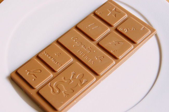 チョコレートを開けてみたところ。<br /><br />中もアニエスデザインで凝っている。<br /><br />これはチーズ味。<br />でもあんまり味がしない、<br />普通のチョコだった…。