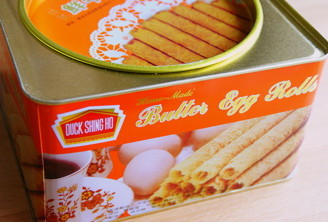 ＜今回、買ってきたお土産＞<br />★北角で有名なエッグロールのお店｢徳成號｣の<br />　バター味エッグロール(牛油味鶏蛋巻)<br />　(49ドル・半ポンド缶)<br />　http://www.openrice.com/restaurant/sr2.htm?shopid=11125<br /><br />前回も購入したエッグロール。<br />半ポンドでもとても大きくて、日本に持って帰るのも<br />一苦労だけど、それだけの価値はある。