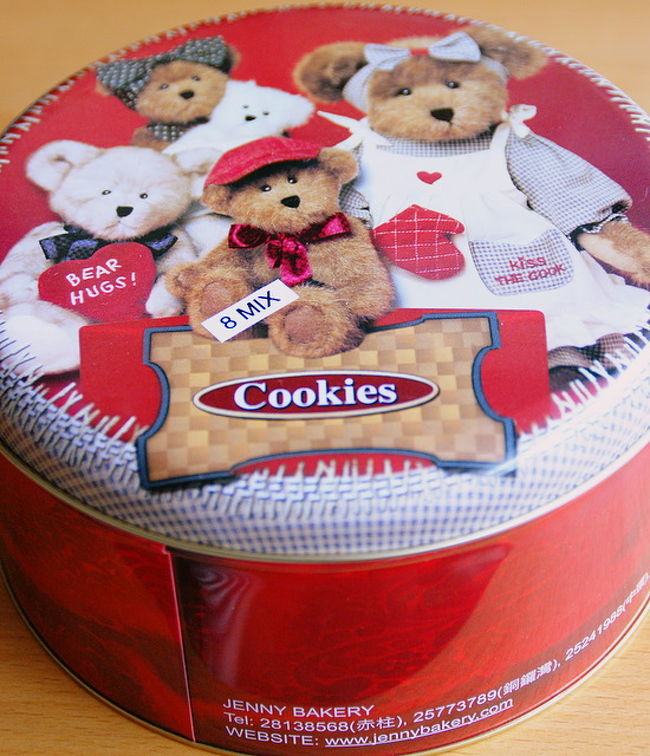Jenny　Bakeryの８種類クッキーミックスの大缶。<br />(140ドル)。<br />http://www.jennybakery.com/<br /><br />開けてみたら、クッキーが立てて(！)<br />ギッチリ詰まっていた。だから重いんだな。<br /><br />街歩きの途中でこれを買ってしまうと、<br />ホテルに逆戻りになってしまうという、<br />おいしいけどちょっと迷惑なクッキー。