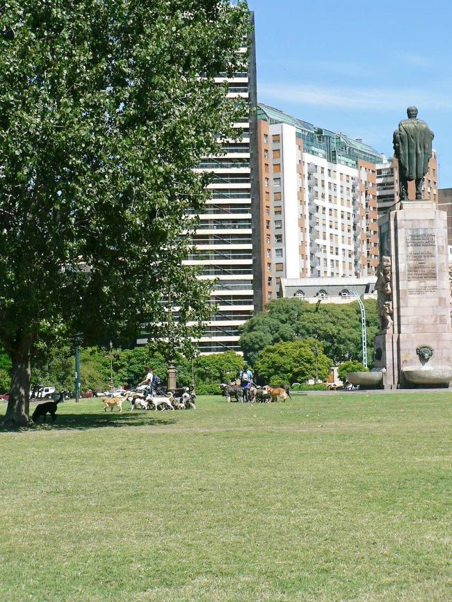 聖母ピラール聖堂周辺の光景。