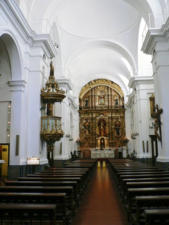 聖母ピラール聖堂の内部。