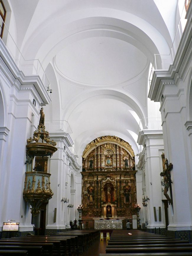 聖母ピラール聖堂の内部。