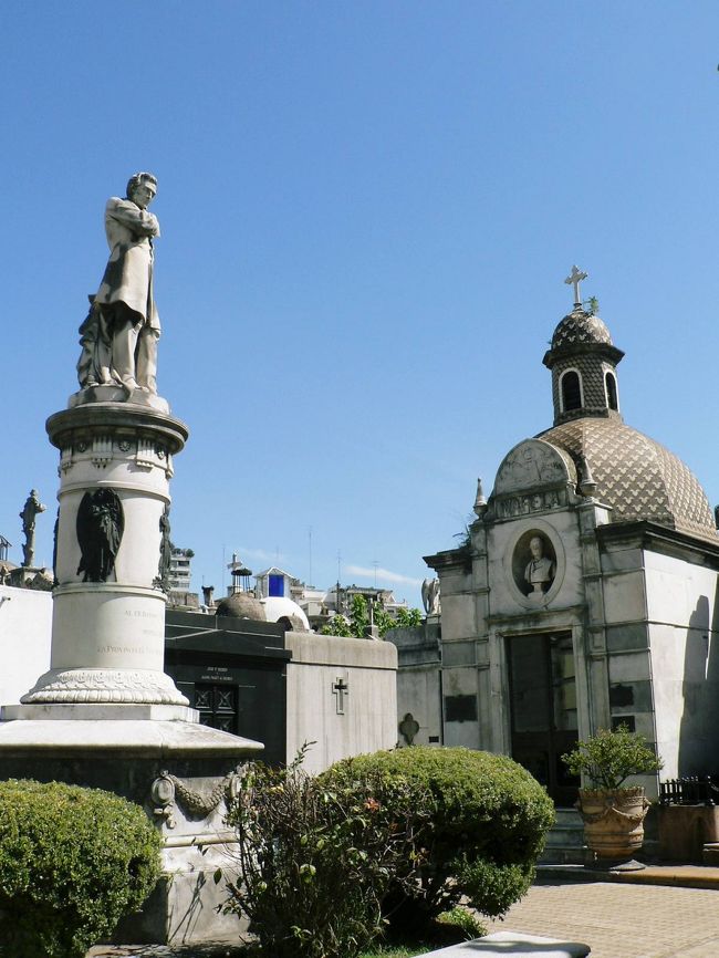 レコレータ墓地。美術館の彫刻のような墓が並んでいる。<br /><br />
