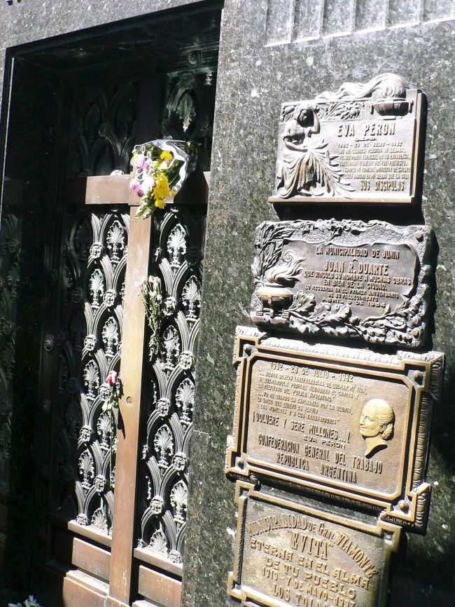 映画で脚光を浴びた、非嫡出児として苦難の幼年期を送りながらペロン大統領夫人にまでのぼりつめたエビータの墓。レコレータ墓地の中では目立たない墓だ。<br /><br /><br />