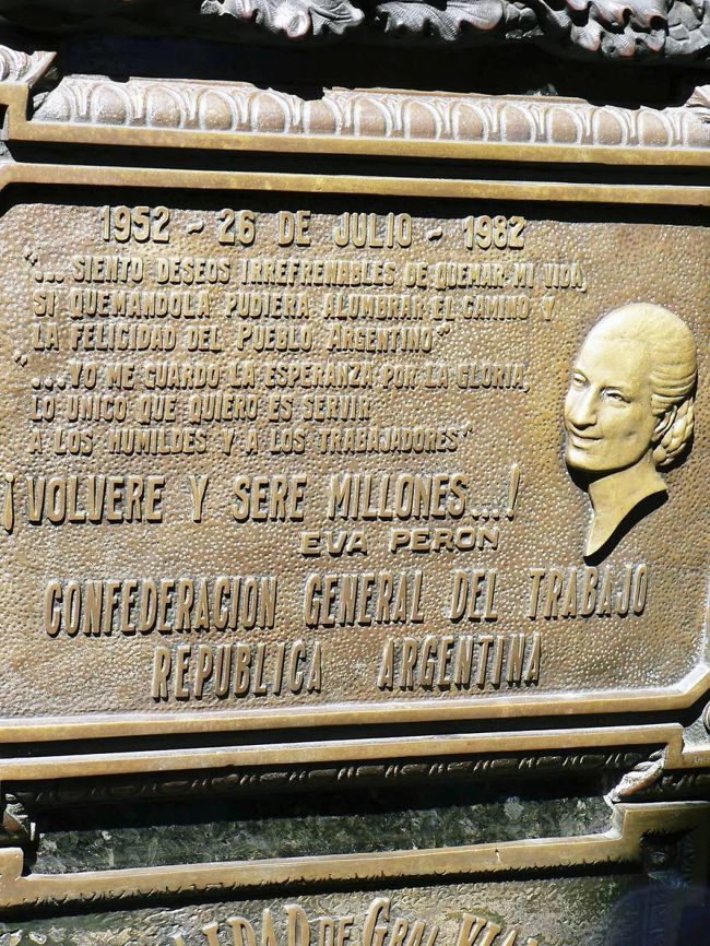 エビータの墓。エビータの肖像が彫られている。<br /><br /><br />
