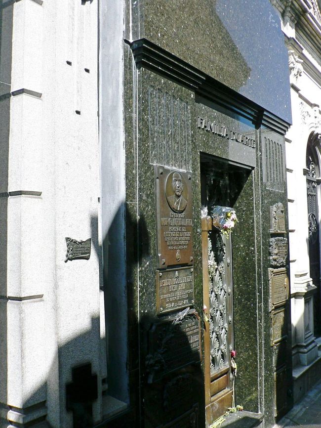 エビータの墓。