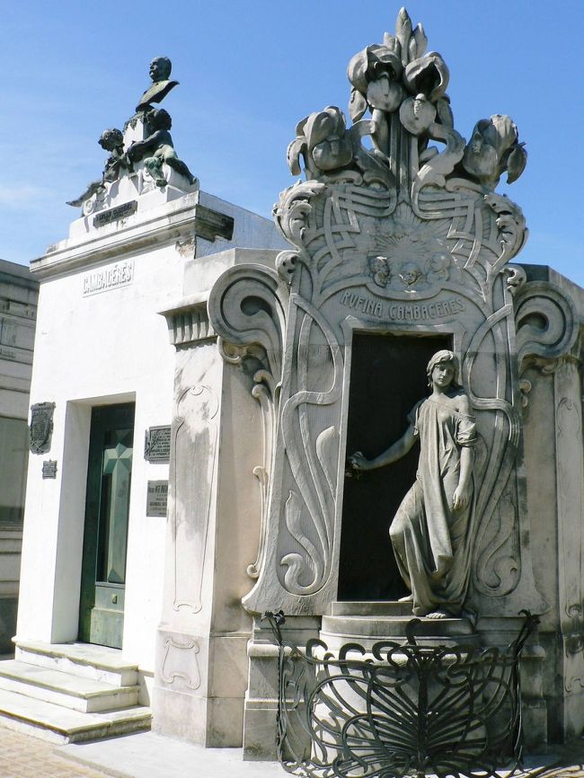 レコレータ墓地。美術館の彫刻のような墓が並んでいる。