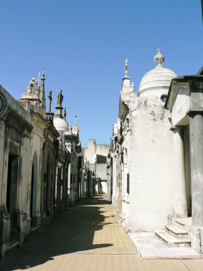 美術館の彫刻のような墓が並ぶレコレータ墓地。