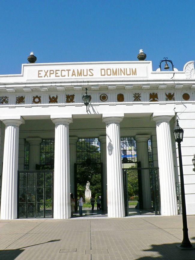 美術館の彫刻のような墓が並ぶレコレータ墓地。